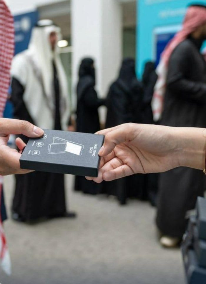 تسليم الهدايا التوعوية لزوار الفعالية