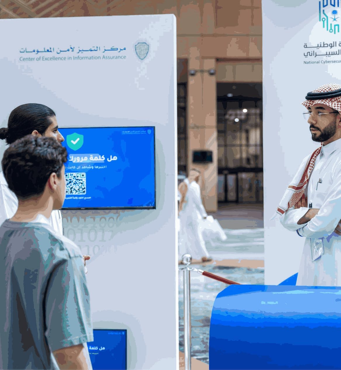 زوار أمام محطة اختبار قوة كلمة المرور