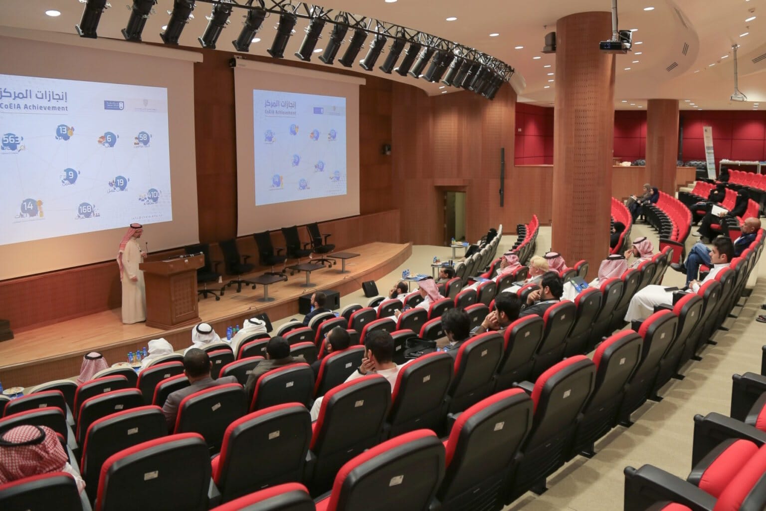 محاضرة توعوية في قاعة جامعة الملك سعود